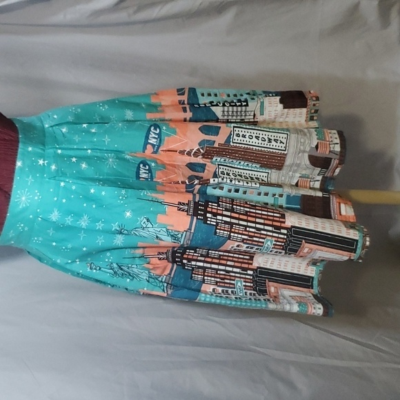 Women's Retro New York City Liberty Landmarks Pleated Novelty Skirt.  Size XS - Picture 2 of 13